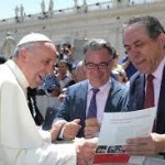 Austen Ivereigh è al centro della fotografia