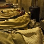 poveri sotto il colonnato del Bernini