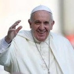 Papa Francesco saluta