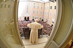 Benedetto XVI all’Angelus: Gesù chicco di grano nei solchi della storia non aspirava ad un trono terreno