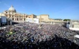 Servizio all’uomo e al vangelo: con l’esempio dei nuovi Santi il Papa incoraggia padri sinodali e missionari. Un pensiero a Lourdes