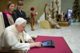 Il Papa arriva su Twitter e risponde ad alcune domande: chi crede non è mai solo
