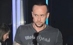 Strappa la Bibbia durante un concerto: rocker di nuovo a processo