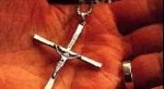Ue: il divieto di indossare il simbolo religioso della croce viola la Convenzione dei diritti umani