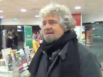 Beppe Grillo in libreria nasconde i libri di Bruno Vespa