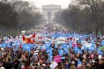 Imponente manifestazione a Parigi per la famiglia: i bambini hanno diritto ad avere un padre e una madre