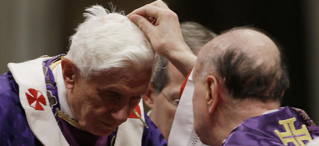 Benedetto XVI – Omelia nel mercoledì delle ceneri del 13 febbraio 2013 – Saluto del Card. Bertone – Testi integrali