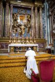 Il nuovo Papa Francesco visita S. Maria Maggiore, riprende il suo bagaglio e paga la fattura dell’albergo