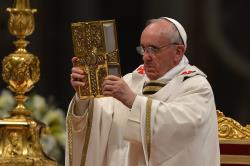 Il Papa alla Veglia Pasquale: non chiudiamoci alla novità che Dio porta nella nostra vita. Non c’è peccato che non possa perdonare