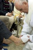 Con la lavanda dei piedi Gesù ci invita a lavarci i piedi gli uni agli altri. Così il Papa nella Messa in Coena Domini nel carcere minorile