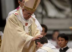 Il Papa ordina 10 nuovi sacerdoti: non vi stancate di essere misericordiosi, siete pastori non funzionari