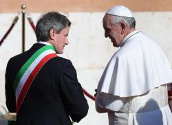 “Dio ci aspetta sempre e se torniamo a Lui è pronto ad abbracciarci”: il Papa tra la folla in festa prende possesso della Cattedra di Roma