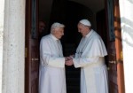 Papa Francesco riceve Papa Benedetto al rientro in Vaticano