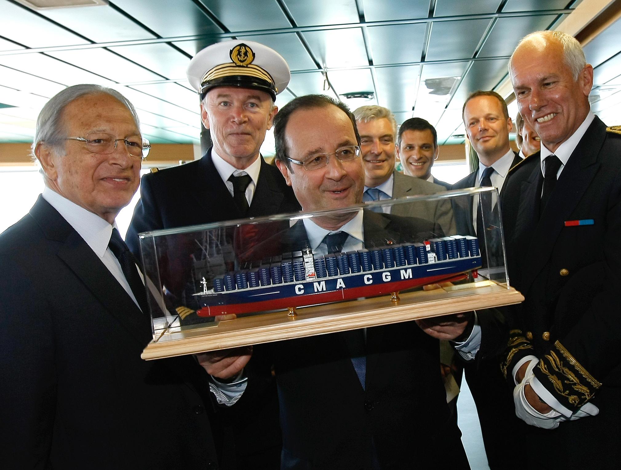 Pur di non essere associato alla parola “battesimo”, Hollande fa cambiare una tradizione marinara secolare