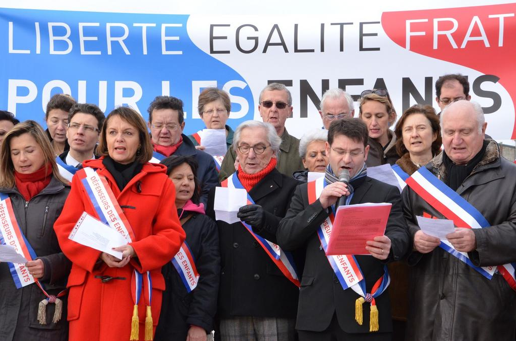 Leader dei sindaci ribelli: «Hollande ci lasci liberi di non celebrare le nozze gay o sarà totalitarismo»