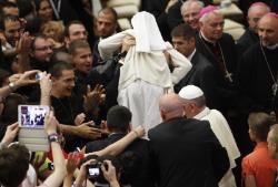 “Vorrei una Chiesa più missionaria”: così il Papa incontrando migliaia di seminaristi e novizie a cui ha raccomandato una vita coerente al Vangelo.