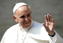 Papa Francesco saluta
