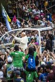Papa Francesco a Rio: non ho oro né argento, porto Cristo. L’entusiasmo della folla rallenta il corteo papale