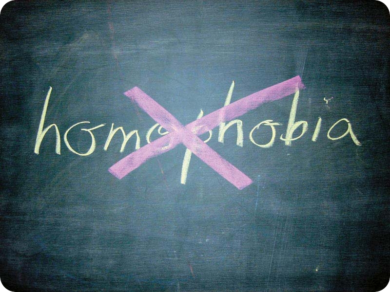 Delazione per tutti: legge francese vieterà a chiunque di opporsi al matrimonio gay su internet