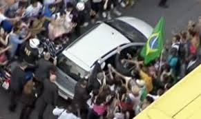 Papa Francesco: l’incidente di percorso e l’abbraccio della folla – di Andrea Tornielli