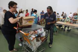 Svizzera: aumentano le persone che fanno la spesa nei negozi Caritas
