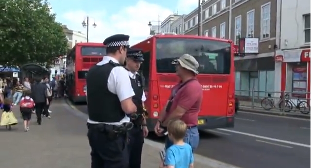 Predica il Vangelo in strada e dice che l’omosessualità è peccato. Arrestato a Londra per “omofobia” – Video