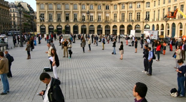 Veilleurs debout, le “giovani statue” che protestano contro le nozze gay. «Piuttosto morire in piedi che vivere in ginocchio» – Video