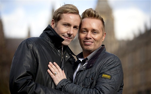 Coppia gay inglese prepara la prima causa contro la Chiesa che si rifiuta di celebrare il matrimonio