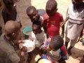 Tweet del Papa: non possiamo dormire tranquilli con bambini che muoiono di fame e anziani senza cure