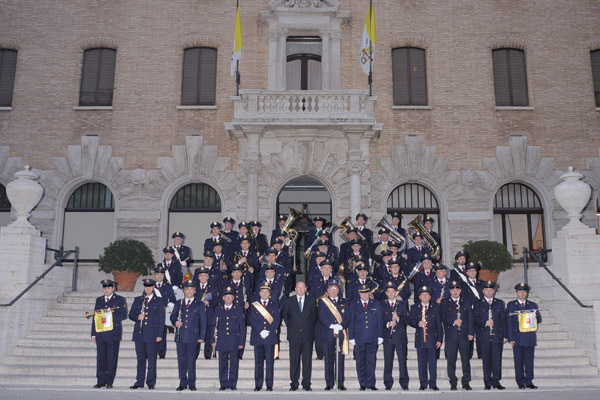 Il Papa al Corpo dei gendarmi: difendete il Vaticano dalla zizzania delle chiacchiere. Intervista con Domenico Giani