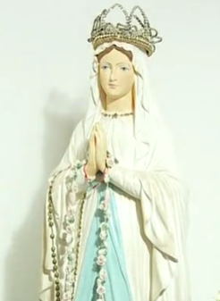 Medjugorje: una statua della Madonna di Lourdes a casa di Vicka emana luce – Video