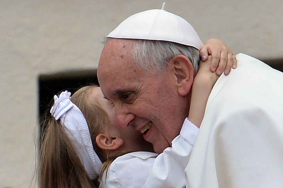 La Chiesa curi le ferite e riscaldi il cuore dei fedeli: così il Papa alla Civiltà Cattolica