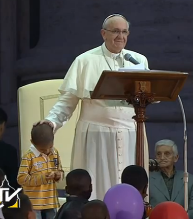 Papa Francesco alle famiglie di tutto il mondo: rimanete sempre unite a Gesù.
