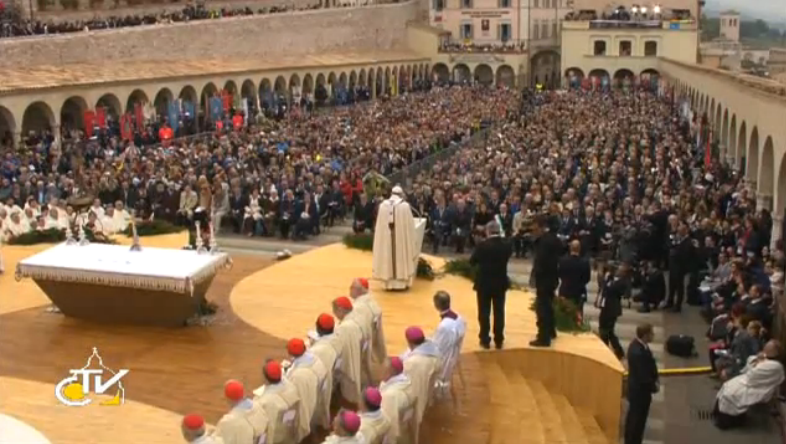 Papa Francesco ad Assisi – Omelia della S. Messa: la pace francescana non è un sentimento sdolcinato.