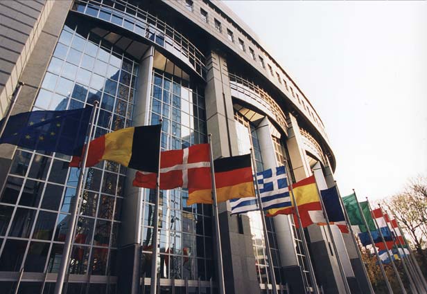 Il Parlamento europeo respinge le rivendicazioni LGBTI