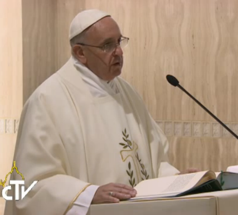 Il Papa: Dio ci salvi dallo spirito mondano che negozia tutto e dal pensiero unico