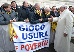 Papa Francesco con gli operai e le vittime degli strozzini