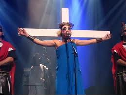 Al Festival di Sanremo va in scena il Cristo omosessuale