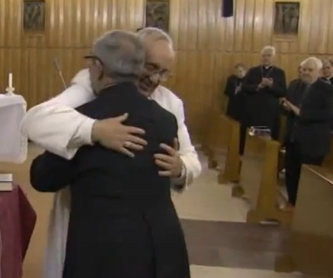 Papa Francesco rientrato in Vaticano dopo gli esercizi spirituali predicati da mons. De Donatis – Video