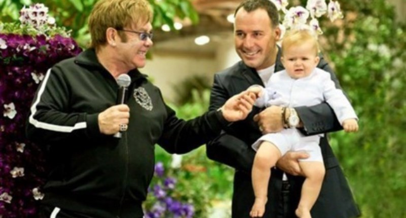 Il figlio di Elton John: utero in affitto acquistato ed anni di sofferenza per il bambino – di Mario Adinolfi