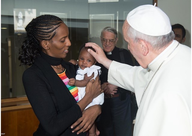 Il Papa abbraccia Meriam e la sua famiglia: grazie per la vostra fede!