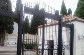 Crotone: rimossa la croce dal cancello del cimitero per una “scelta di laicità”