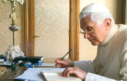 In silenzio, anche Benedetto XVI dice la sua sul Sinodo. Contro la comunione ai divorziati risposati