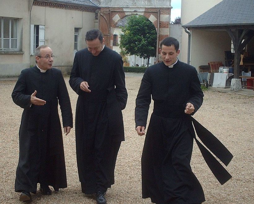 L’abito ecclesiastico per i sacerdoti non è un optional, è un obbligo – Video