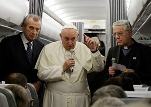Papa in aereo: Corano libro di pace, ma capi musulmani condannino terrorismo