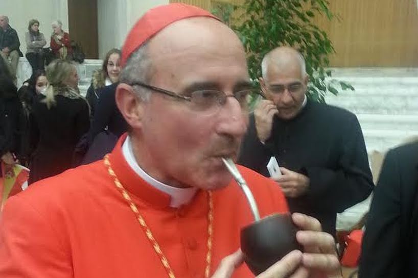 Cardinali: un abbraccio tra canti e selfie