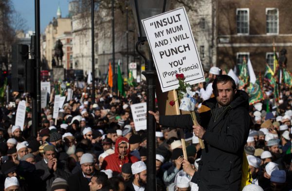 I musulmani manifestano a Londra con le parole di papa Francesco