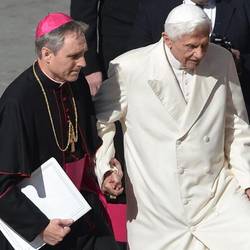 Gaenswein: «Ratzinger sta bene e ha un’ottima memoria»