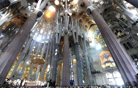 Quel fiume silenzioso di conversioni che passa dalla Sagrada Familia e dal genio di Gaudí