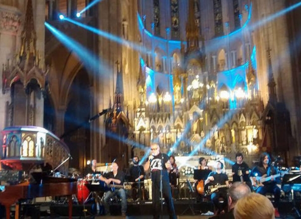 Argentina, basilica di Buenos Aires profanata a colpi di rock